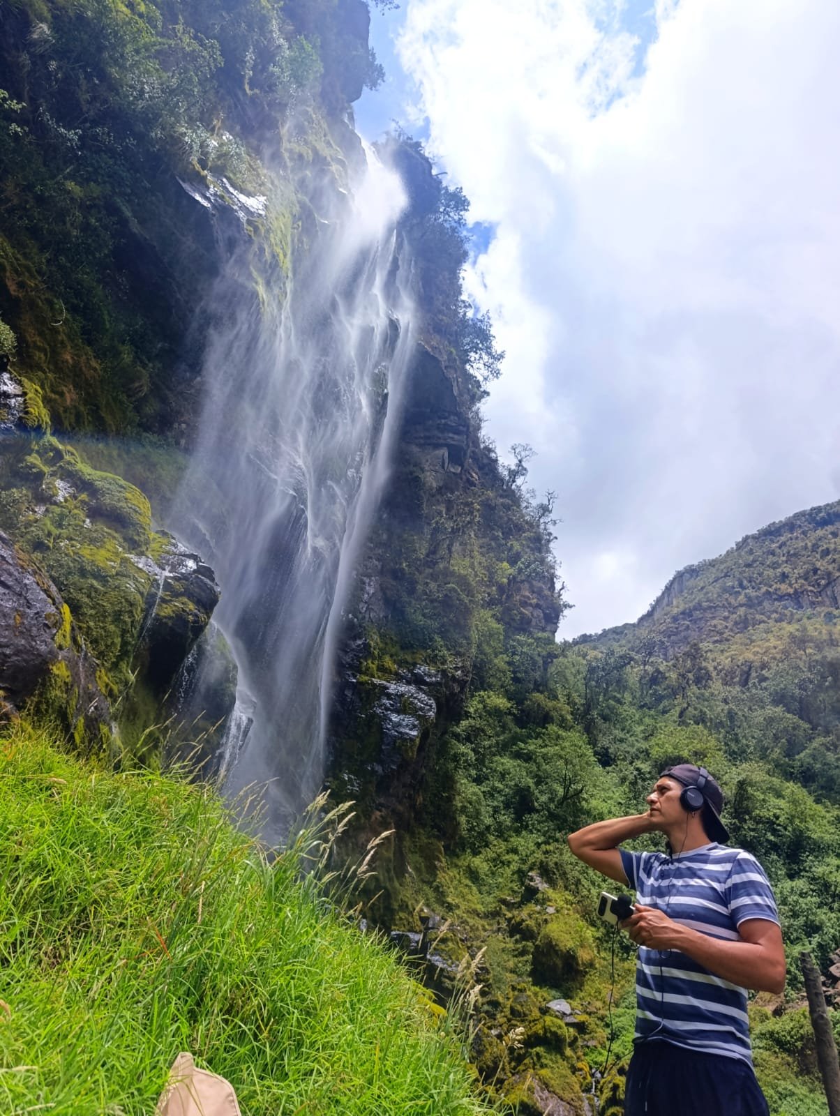 Cascada de Chorro de Plata, con el autor grabando el paisaje sonoro