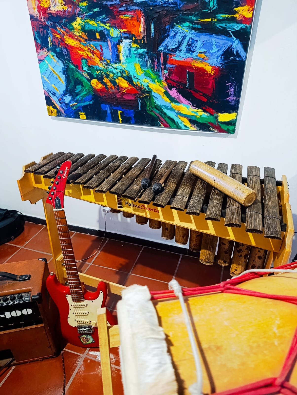 Marimba de chonta, guitarra eléctrica y bombo en el estudio