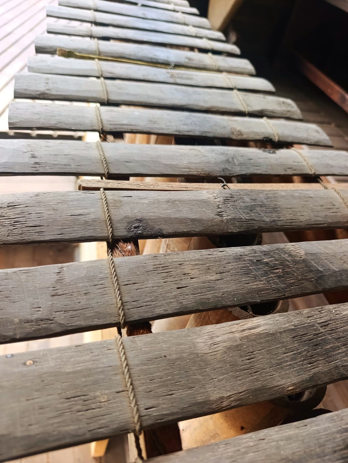 Tablas de chonta y resonadores de guadua de la marimba de afinación selvática de la finca Sorrento